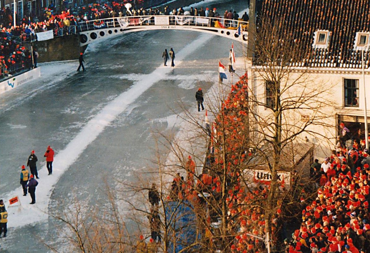 11-stedentocht 1997 keerpunt Dokkum - foto 10 * wachten op de volgende wedstrijdschaatsers