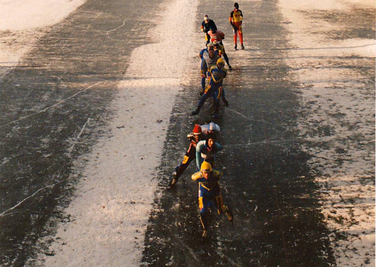 11-stedentocht 1997 keerpunt Dokkum - foto 18 * ploegje wedstrijdschaatsers op weg naar stempelpost Dokkum