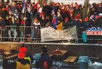 11-stedentocht 1997 keerpunt Dokkum - foto 21 * publiek voor stadhuis
