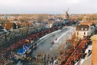11-stedentocht 1997 keerpunt Dokkum - foto 13 * aan de westzijde (Kleindiep) ziet het oranje van de mensen