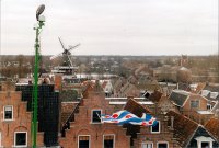 11-stedentocht 1997 keerpunt Dokkum - foto 5 (vanuit stadhuistoren) * Friese vlag verraadt straffe oostenwind, het is min 6 gr.
