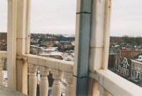 11-stedentocht 1997 keerpunt Dokkum - foto 11 * stadhuistoren met genummerde stijlen in de balustrade: 8 x 4 romeinse cijfers van I t/m XXXII
