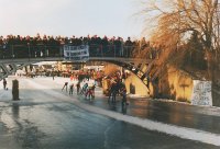 11-stedentocht 1997 keerpunt Dokkum - foto 15 * volgende ploeg schaatsers komt Dokkum binnen