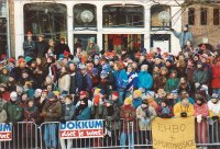 11-stedentocht 1997 keerpunt Dokkum - foto 20 * publiek voor stadhuis