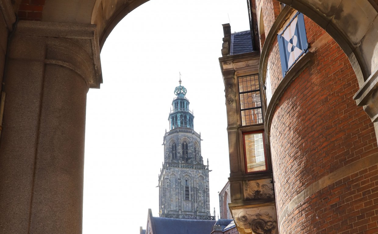 Martinitoren onder boog Provinciehuis Groningen 7 april 2020
