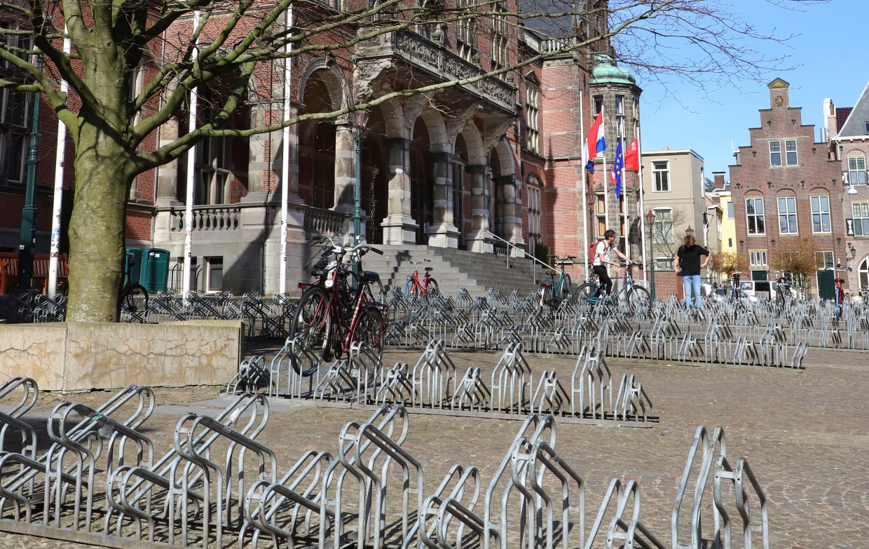 lege fietsenrekken (corona) Academiegebouw Broerstraat Groningen 7 april 2020