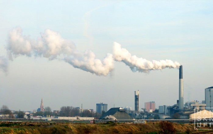 skyline Groningen vanaf Hoogkerk met vrml suikerfabriek (1 dec '05) 