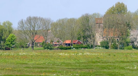 terp met kerkje Jouswier, links toren Metslawier (11 mei '17) 