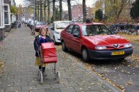 Meisje met kinderwagen Nassauplein nov 2011